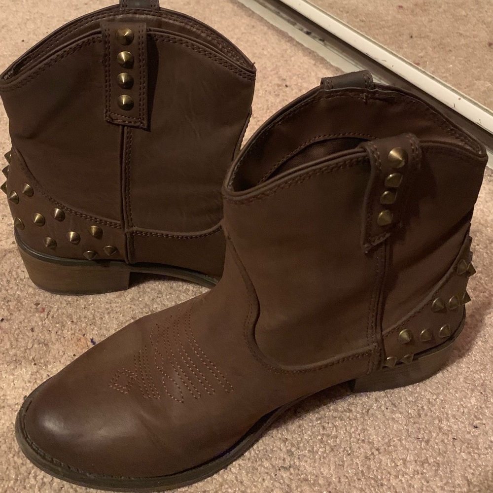 Adorable ankle boots! 🤠